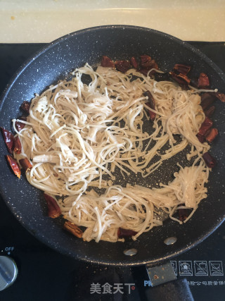 爆炒红白绿（干辣椒爆炒金针菇菠菜）的做法步骤：5