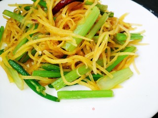 土豆丝炒芹菜的做法步骤：1