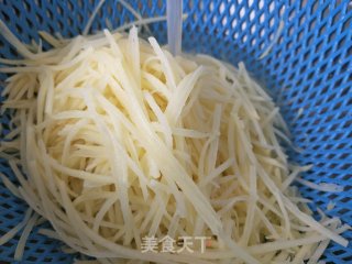 土豆丝炒芹菜的做法步骤：4