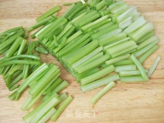 土豆丝炒芹菜的做法步骤：5