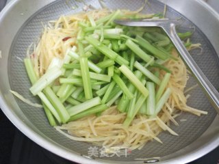 土豆丝炒芹菜的做法步骤：9