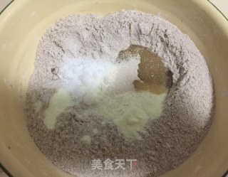 黑麦辫子面包的做法步骤：2
