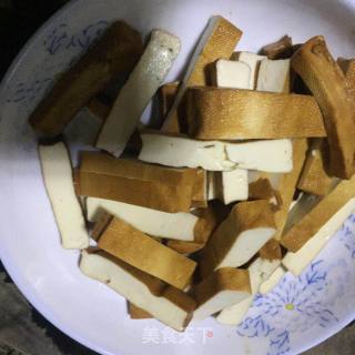 韭菜炒豆干的做法步骤：1