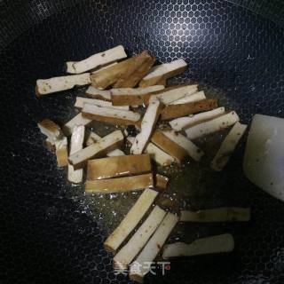 韭菜炒豆干的做法步骤：2