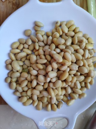 芹菜叶拌黄豆的做法步骤：1