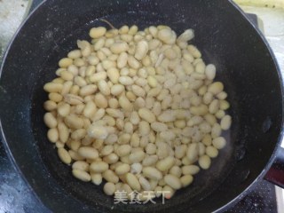 芹菜叶拌黄豆的做法步骤：2