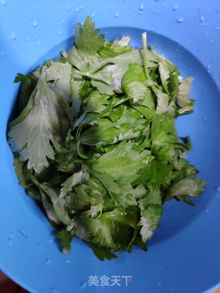 芹菜叶拌黄豆的做法步骤：3