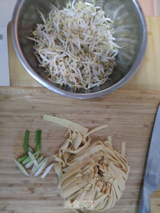 豆芽炒豆腐皮的做法步骤：2