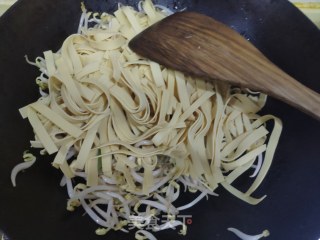 豆芽炒豆腐皮的做法步骤：4