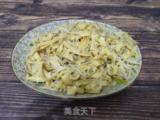 豆芽炒豆腐皮的做法步骤：6