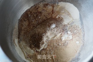 超多坚果的欧包的做法步骤：1