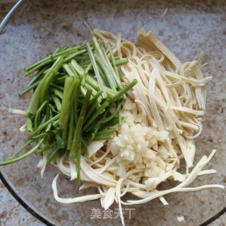 香菜梗拌豆腐皮的做法步骤：2