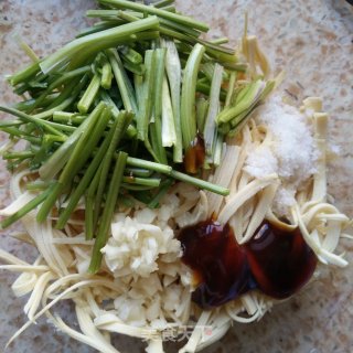 香菜梗拌豆腐皮的做法步骤：3
