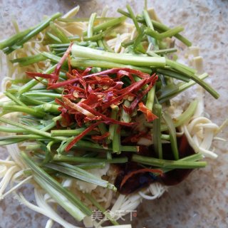 香菜梗拌豆腐皮的做法步骤：4