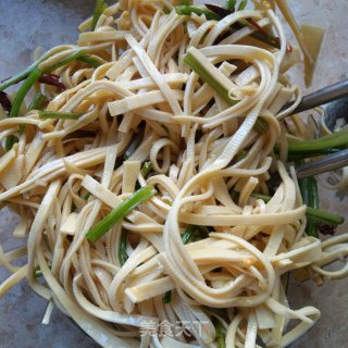 香菜梗拌豆腐皮的做法步骤：5
