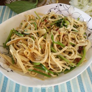 香菜梗拌豆腐皮的做法步骤：6