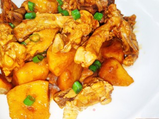 红烧鸡叉骨土豆的做法步骤：1