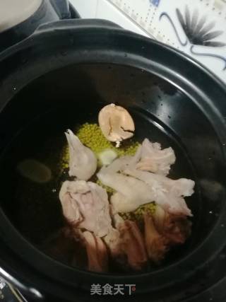鸽子绿豆汤的做法步骤：3