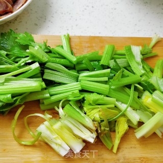 芹菜炒香肠的做法步骤：2