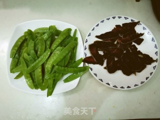 咸牛肉炒荷兰豆的做法步骤：1