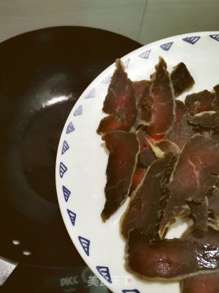 咸牛肉炒荷兰豆的做法步骤：2