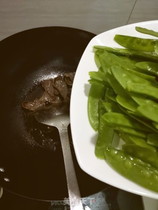 咸牛肉炒荷兰豆的做法步骤：3