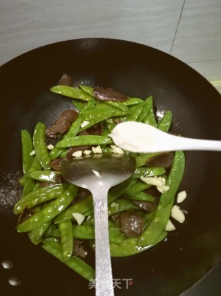 咸牛肉炒荷兰豆的做法步骤：4