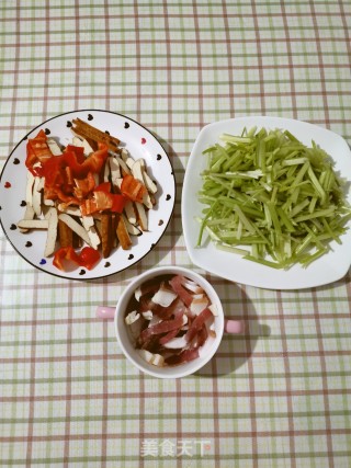 腊肉豆干炒香芹的做法步骤：1