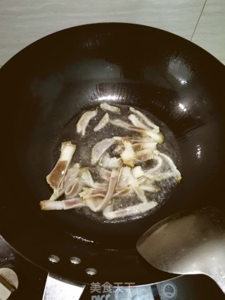 腊肉豆干炒香芹的做法步骤：2