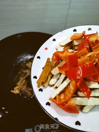 腊肉豆干炒香芹的做法步骤：4
