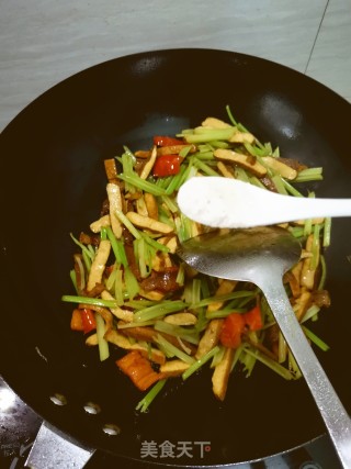 腊肉豆干炒香芹的做法步骤：6