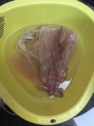 干鱿炒莲藕的做法步骤：1