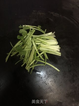 干鱿炒莲藕的做法步骤：3
