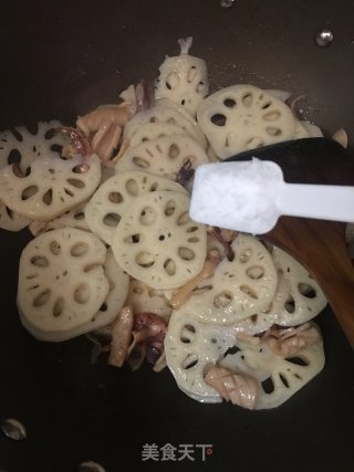 干鱿炒莲藕的做法步骤：7