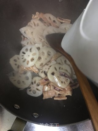 干鱿炒莲藕的做法步骤：8