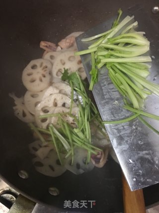 干鱿炒莲藕的做法步骤：9