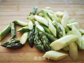 芦笋炒肉的做法步骤：2