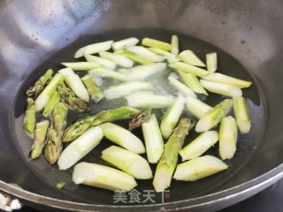 芦笋炒肉的做法步骤：3
