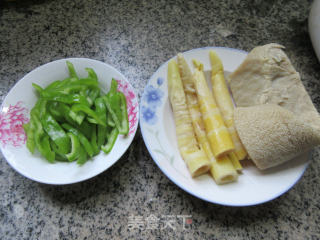 青椒牛肚炒笋尖的做法步骤：1