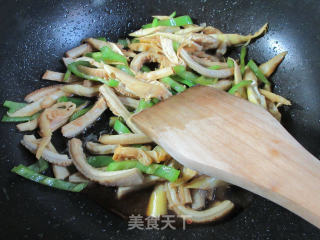 青椒牛肚炒笋尖的做法步骤：7