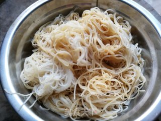 时蔬炒米面的做法步骤：2