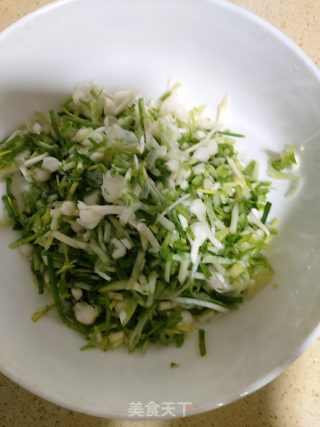 野葱鸡蛋饼的做法步骤：1