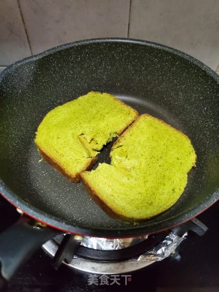 鸡蛋香肠三明治的做法步骤：2