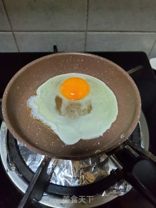 鸡蛋香肠三明治的做法步骤：3