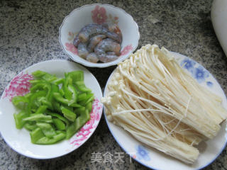 青椒虾仁炒金针菇的做法步骤：1