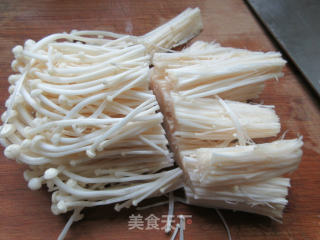青椒虾仁炒金针菇的做法步骤：2