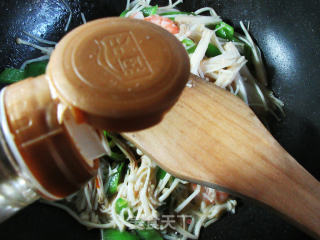 青椒虾仁炒金针菇的做法步骤：7