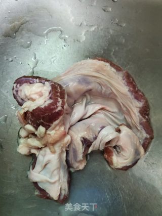 护心肉煲苹果胡萝卜汤的做法步骤：1