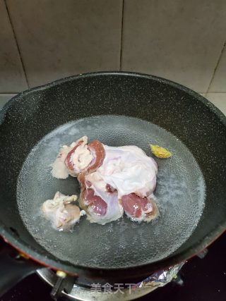 护心肉煲苹果胡萝卜汤的做法步骤：2