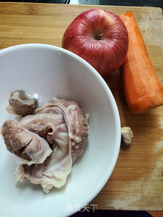 护心肉煲苹果胡萝卜汤的做法步骤：3